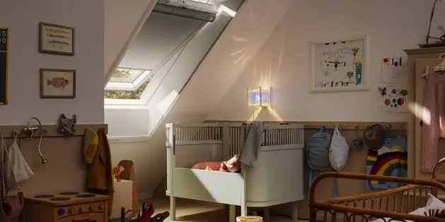 Bick in ein Zimmer mit Rolladen am Dachflächenfenster