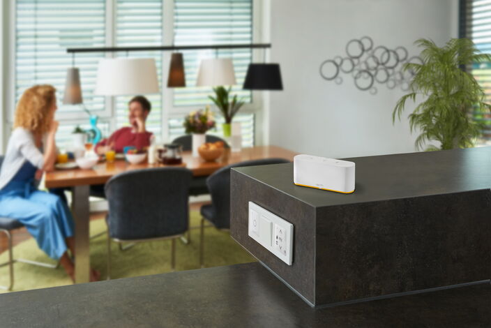 Somfy TaHoma Switch Steuerungszentrale im Wohn-/Esszimmer im Einsatz
